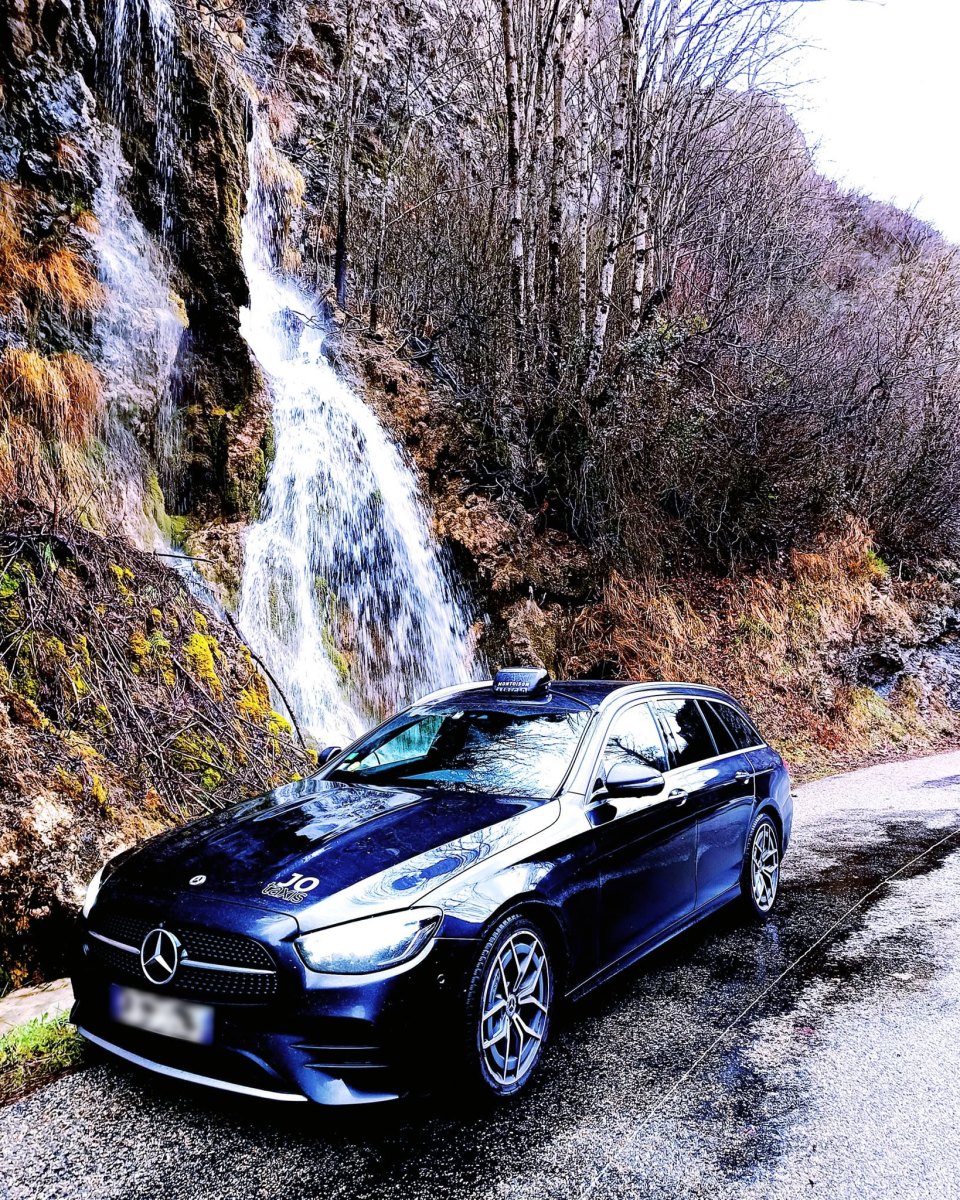 Taxi conventionné JO Taxis devant une cascade de la Drôme